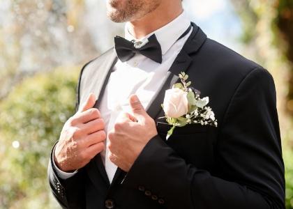 Mężczyzna w ślubnym garniturze